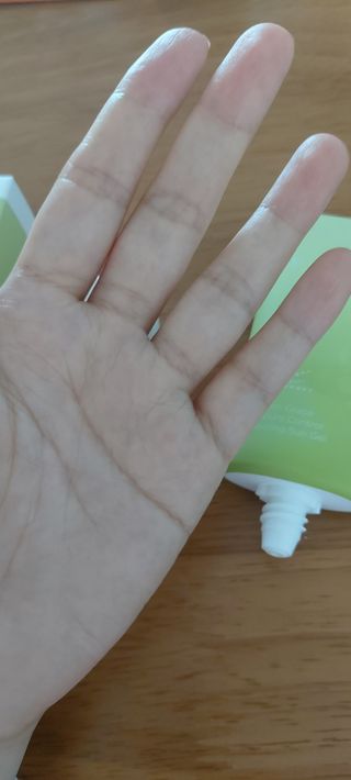 [후르디아] 겉보속촉 피지 컨트롤 청포도 선젤 — 3점을 준 리뷰어가 2023년 4월 올린 사용 사진
