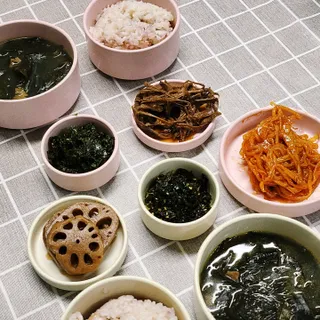 하나마이 [마마쿡] 전 청와대 천상현 셰프의 밑반찬  5종세트(소고기 장조림+연근조림+진미채+간장김자반+새우김자반) — 5점을 준 리뷰어가 2023년 4월 올린 사용 사진
