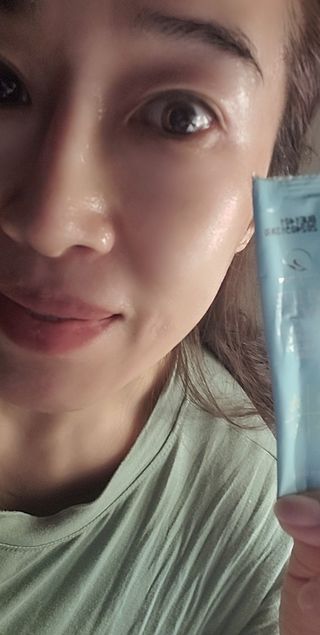 오투에니원 화이트 스완 갈락토미세스 비타민 C 워터 슬리핑 마스크 — 5점을 준 리뷰어가 2022년 12월 올린 사용 사진