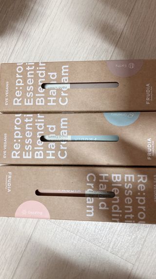 [후르디아] 끈적임 없는 착한성분 비건  핸드크림 3종 — 5점을 준 리뷰어가 2021년 10월 올린 사용 사진