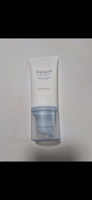 [스킨1004] 마다가스카르 센텔라 히알루-시카 워터핏 선세럼 50ml — 5점을 준 리뷰어가 2024년 5월 올린 사용 사진