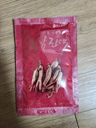 서울약사신협_프리미엄 6년근 홍삼진액_70mlx30포 — 5점을 준 리뷰어가 2021년 2월 올린 사용 사진