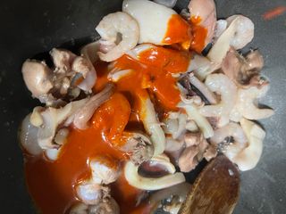 화끈한녀석들 새오똥400g 새우,오징어,똥집 볶음요리 소스,밀떡, 참기름 포함 — 3.5점을 준 리뷰어가 2022년 12월 올린 사용 사진
