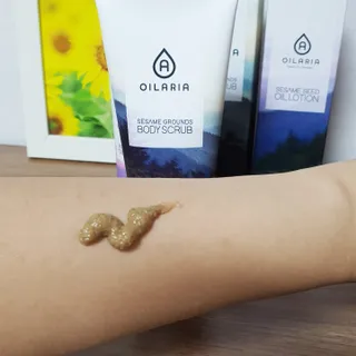 오일아리아 뉴트리 모이스처라이징 세사미 씨드 오일로션 & 데일리 디톡스 세사미 그라운즈 바디스크럽 — 5점을 준 리뷰어가 2023년 6월 올린 사용 사진