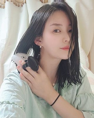 온가족 시원한샴푸 깨끗한두피 샴푸브러쉬 두피스케일링 히트팡블랙에디션 — 5점을 준 리뷰어가 2021년 8월 올린 사용 사진