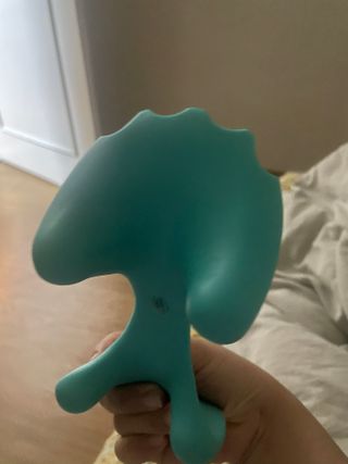 힐니스북 [힐마이넥]   거북목 통증완화를 위한 휴대용 목 안마기 — 5점을 준 리뷰어가 2022년 12월 올린 사용 사진
