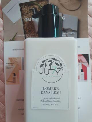 줄라이 모닝 _ JULY MORNING 줄라이모닝 하이드레이팅 퍼퓸드 바디앤핸드 에멀젼 — 5점을 준 리뷰어가 2021년 9월 올린 사용 사진