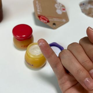 [후르디아] 올리브영 꿀과즙 립밤 2종 (블루베리/석류) — 4점을 준 리뷰어가 2022년 10월 올린 사용 사진