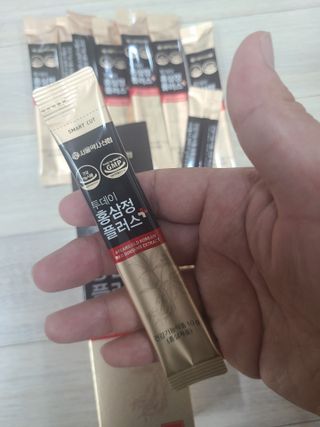 서울약사신협_투데이홍삼정플러스스틱_10g x 60포 — 5점을 준 리뷰어가 2021년 6월 올린 사용 사진
