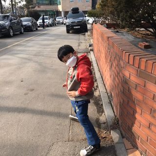 위케어 KF94 마스크 숨쉬기편한 귀안아픈마스크 국산원부자재 사용 식약처 승인 마스크 — 5점을 준 리뷰어가 2021년 2월 올린 사용 사진