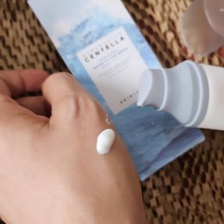 [스킨1004] 마다가스카르 센텔라 히알루-시카 워터핏 선세럼 50ml — 5점을 준 리뷰어가 2024년 5월 올린 사용 사진