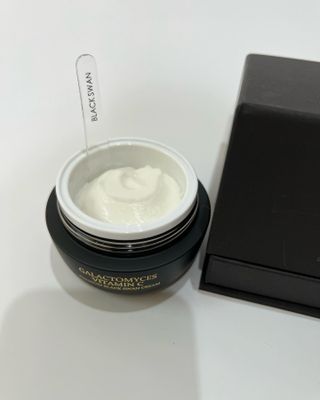 오투에니원 갈락토미세스 비타민 C 프리미엄 블랙스완 크림 50g — 5점을 준 리뷰어가 2022년 12월 올린 사용 사진