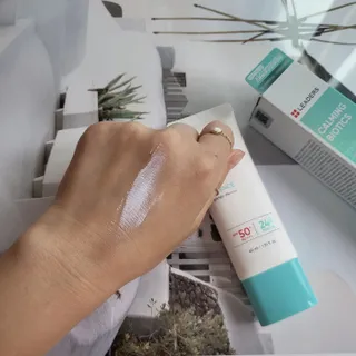 리더스코스메틱 리더스 카밍 바이오틱스 선 에센스 SPF 50+ PA++++ — 5점을 준 리뷰어가 2022년 8월 올린 사용 사진