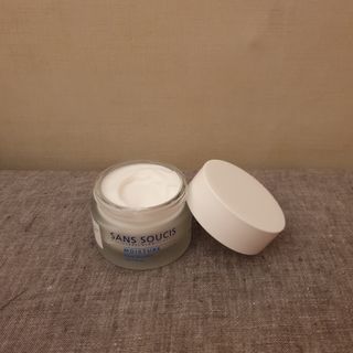 산수시 아쿠아 베네핏 24h 수부지 물광 속건조 수분크림 50ml — 5점을 준 리뷰어가 2021년 6월 올린 사용 사진