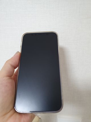 아클리브 Eco 항균 항바이러스 액정 보호필름(iPhone) — 5점을 준 리뷰어가 2022년 8월 올린 사용 사진