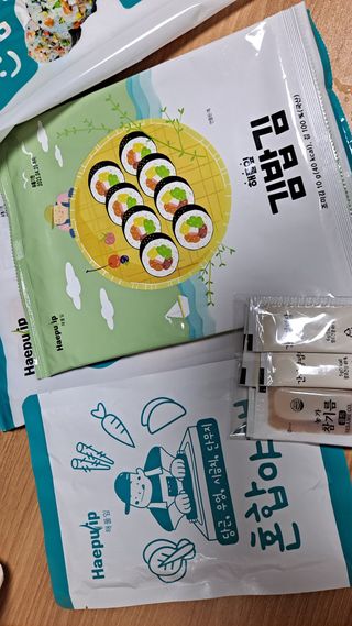 해풀잎 누구나 김밥*2ea [(혼합야채 35g *2ea,  김밥김 (10g, 2ea),  양념간장 (6g, 10ea), 참기름(5g, 4ea)] — 5점을 준 리뷰어가 2022년 6월 올린 사용 사진