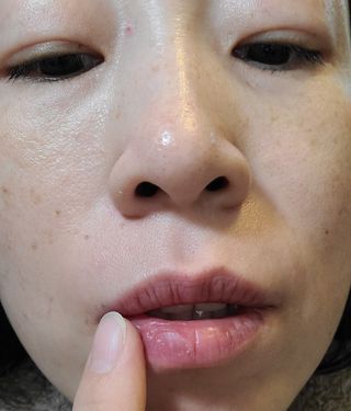 틱톡 [후르디아] 튼입술해결템 올리브영 블루베리 하이드레이팅 허니 립밤 — 5점을 준 리뷰어가 2023년 12월 올린 사용 사진