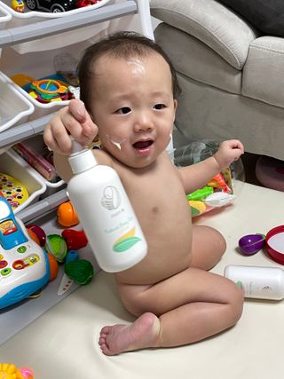 mom e 맘이 내추럴 베이비 케어 샴푸앤바스+로션 — 5점을 준 리뷰어가 2021년 1월 올린 사용 사진
