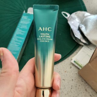 [NEW 탄력유턴 아이크림] AHC 유스 래스팅 리얼 아이크림 포 페이스 — 5점을 준 리뷰어가 2021년 2월 올린 사용 사진