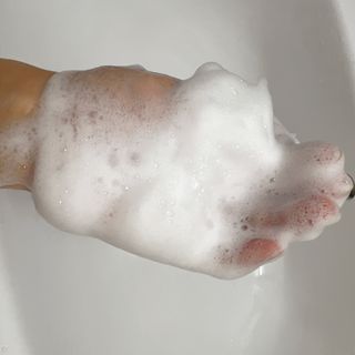 프리마인 더이상 뻣뻣하고 효과없는 탈모샴푸는 NO. 근본부터 케어하는 셀베이스 그린티샴푸(500ml) — 5점을 준 리뷰어가 2023년 4월 올린 사용 사진