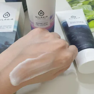 오일아리아 뉴트리 모이스처라이징 세사미 씨드 오일로션 & 데일리 디톡스 세사미 그라운즈 바디스크럽 — 5점을 준 리뷰어가 2023년 6월 올린 사용 사진