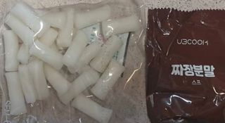 유비쿡 컵떡볶이 매운컵떡볶이2개/ 짜장컵떡볶이 2개  총 4개세트 — 4점을 준 리뷰어가 2021년 2월 올린 사용 사진