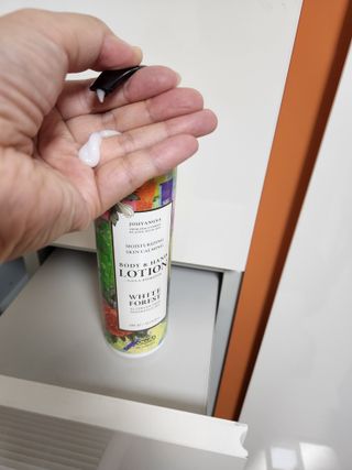 조향사 바디 앤 핸드 로션 화이트 포레스트 — 5점을 준 리뷰어가 2022년 6월 올린 사용 사진