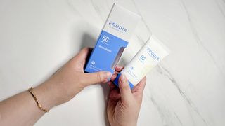 틱톡 [후르디아] 백탁NO! 화잘먹 수분광 선 에센스✨ — 5점을 준 리뷰어가 2023년 6월 올린 사용 사진