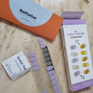 [네일가게] 햇빛에 닿으면 색이 변하는 신기한 햇살 반전 네일스티커 — 4.5점을 준 리뷰어가 2021년 8월 올린 사용 사진