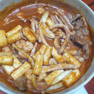 화끈한녀석들 새오똥400g 새우,오징어,똥집 볶음요리 소스,밀떡, 참기름 포함 — 5점을 준 리뷰어가 2022년 12월 올린 사용 사진
