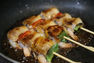 [다물꼬치] 삼겹새우롤꼬치 5개입 350g  + 데리야끼소스 120g + 매운고추소스 120g — 5점을 준 리뷰어가 2021년 12월 올린 사용 사진