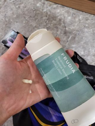 틱톡 [후르디아] 올리브영 아로마 비건 바디워시1종+바디로션1종 (그리너리) — 5점을 준 리뷰어가 2022년 12월 올린 사용 사진