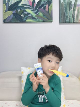 닥터데디스 안심저불소 키즈치약 (라즈베리, 청포도향 중 택 1) 60g +  여행용 미니 치약 15g — 5점을 준 리뷰어가 2022년 11월 올린 사용 사진