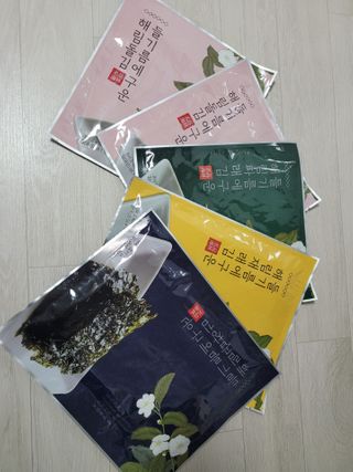 [해림맛김] 들기름에 구운 바삭바삭 김 4종 세트 + 1종 랜덤발송 총5개입 — 5점을 준 리뷰어가 2021년 2월 올린 사용 사진