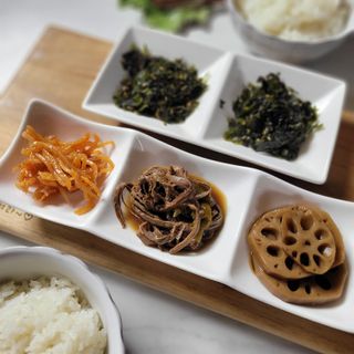 하나마이 [마마쿡] 전 청와대 천상현 셰프의 밑반찬  5종세트(소고기 장조림+연근조림+진미채+간장김자반+새우김자반) — 5점을 준 리뷰어가 2023년 4월 올린 사용 사진