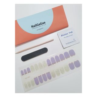 [네일가게] 햇빛에 닿으면 색이 변하는 신기한 햇살 반전 네일스티커 — 4점을 준 리뷰어가 2021년 8월 올린 사용 사진