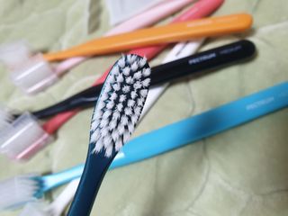 펙트럼 안티박 프리미엄 칫솔 8개입 — 5점을 준 리뷰어가 2023년 12월 올린 사용 사진
