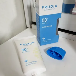 틱톡 [후르디아] 백탁NO! 화잘먹 수분광 선 에센스✨ — 5점을 준 리뷰어가 2023년 6월 올린 사용 사진