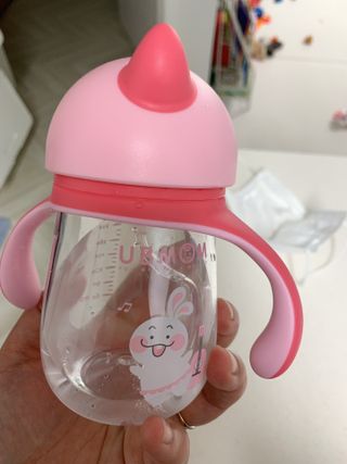 유비맘 트라이탄 코니빨대컵_컬러 랜덤 발송 — 5점을 준 리뷰어가 2021년 3월 올린 사용 사진