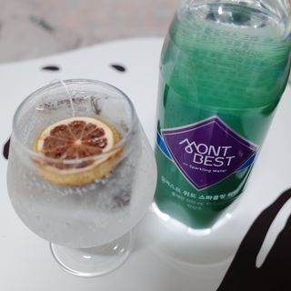 몽베스트 Montbest with Sparkling water Plain 20병 — 5점을 준 리뷰어가 2021년 11월 올린 사용 사진
