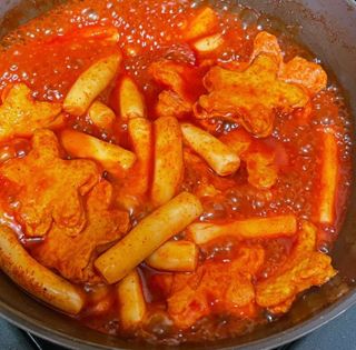 빨간키트 떡볶이 밀키트 2~3인분 매운맛 국물 떡볶이 만들기 쉬운 황금 레시피 분말 소스로 간편한 요리 — 5점을 준 리뷰어가 2021년 10월 올린 사용 사진