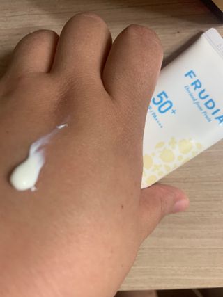 틱톡 [후르디아] 백탁NO! 화잘먹 수분광 선 에센스✨ — 5점을 준 리뷰어가 2023년 8월 올린 사용 사진