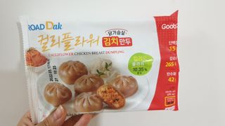 로드몰 [굽네] 컬리플라워 닭가슴살 만두 2종 6팩 — 4.5점을 준 리뷰어가 2021년 10월 올린 사용 사진