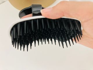 온가족 시원한샴푸 깨끗한두피 샴푸브러쉬 두피스케일링 히트팡블랙에디션 — 5점을 준 리뷰어가 2021년 8월 올린 사용 사진