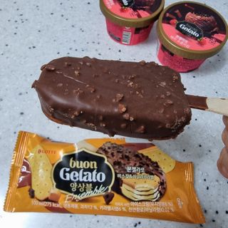 롯데제과 본젤라또 비스킷&바닐라카라멜바, 본젤라또 베리쇼콜라컵 — 4점을 준 리뷰어가 2021년 11월 올린 사용 사진
