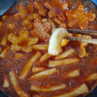 빨간키트 떡볶이 밀키트 2~3인분 매운맛 국물 떡볶이 만들기 쉬운 황금 레시피 분말 소스로 간편한 요리 — 4점을 준 리뷰어가 2021년 10월 올린 사용 사진