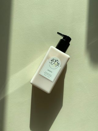줄라이 모닝 _ JULY MORNING 줄라이모닝 하이드레이팅 퍼퓸드 바디앤핸드 에멀젼 — 4.5점을 준 리뷰어가 2022년 3월 올린 사용 사진