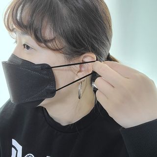 위케어 KF94 마스크 숨쉬기편한 귀안아픈마스크 국산원부자재 사용 식약처 승인 마스크 — 5점을 준 리뷰어가 2021년 3월 올린 사용 사진