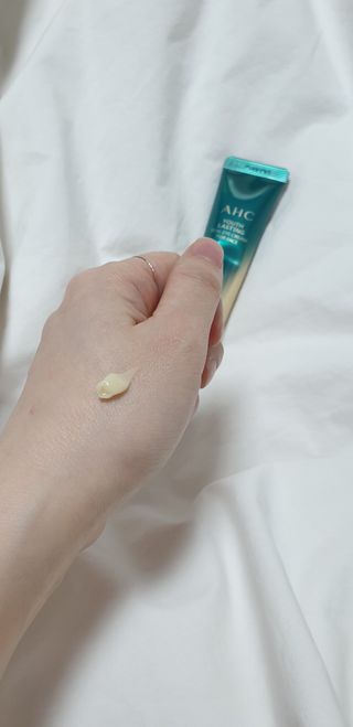 [NEW 탄력유턴 아이크림] AHC 유스 래스팅 리얼 아이크림 포 페이스 — 5점을 준 리뷰어가 2021년 3월 올린 사용 사진