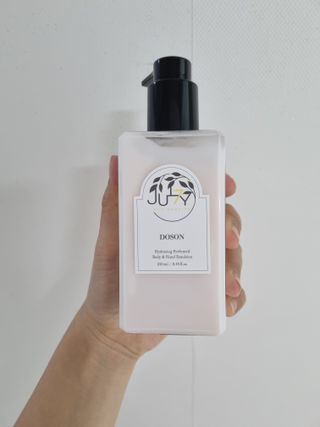 줄라이 모닝 _ JULY MORNING 줄라이모닝 하이드레이팅 퍼퓸드 바디앤핸드 에멀젼 — 5점을 준 리뷰어가 2021년 12월 올린 사용 사진